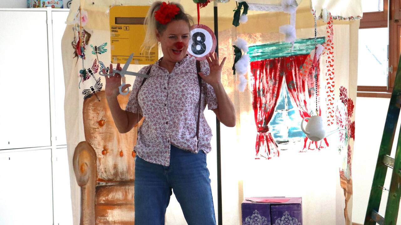 Ursula Teurezbacher begeisterte die Kinder im Koko–Kindergarten „Forelle“ in Salzburg als Clownin Rosi.  