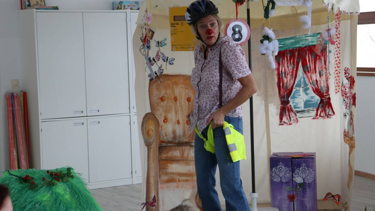 Ursula Teurezbacher begeisterte die Kinder im Koko–Kindergarten „Forelle“ in Salzburg als Clownin Rosi.  
