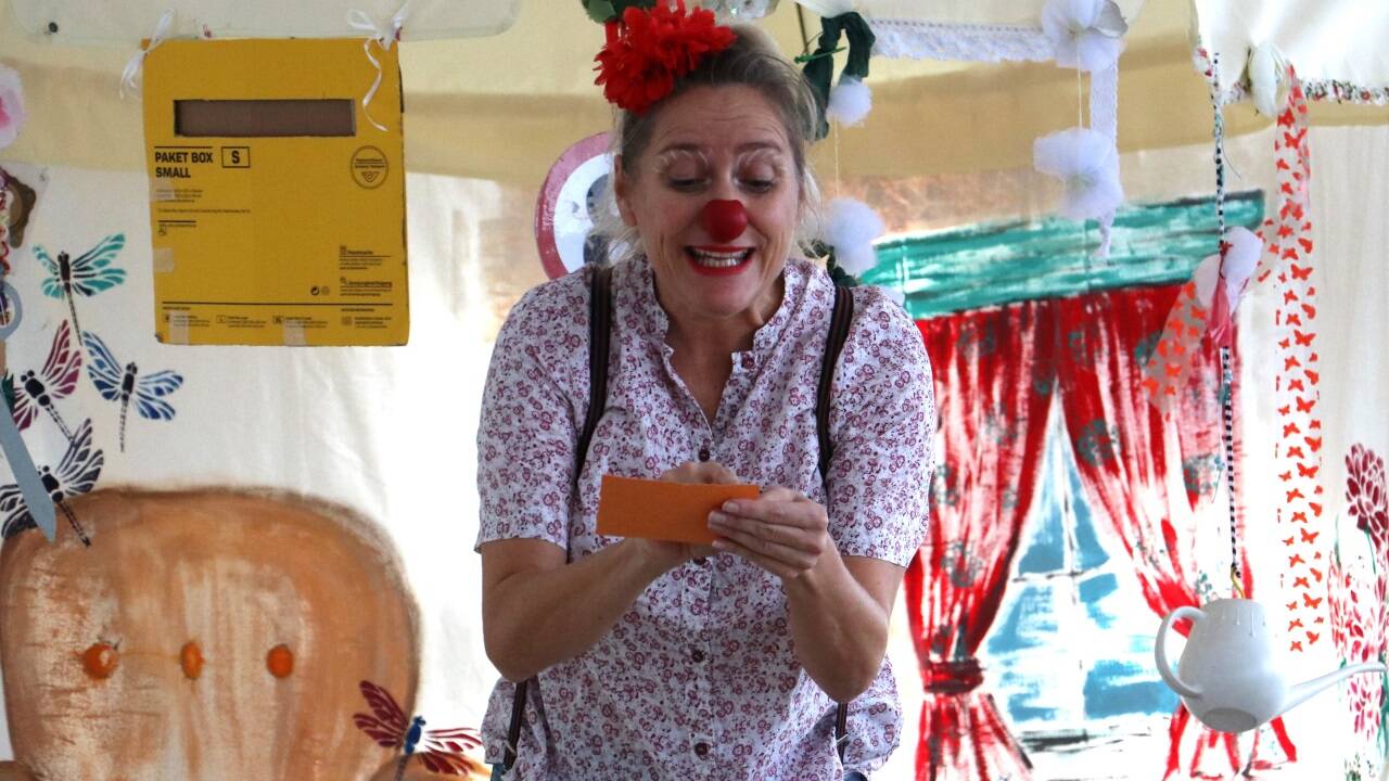 Ursula Teurezbacher begeisterte die Kinder im Koko–Kindergarten „Forelle“ in Salzburg als Clownin Rosi.  