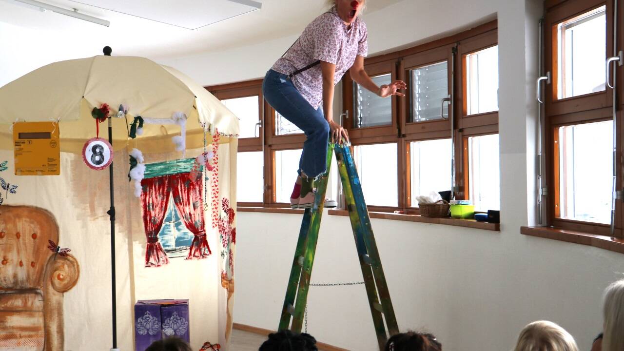 Ursula Teurezbacher begeisterte die Kinder im Koko–Kindergarten „Forelle“ in Salzburg als Clownin Rosi.  