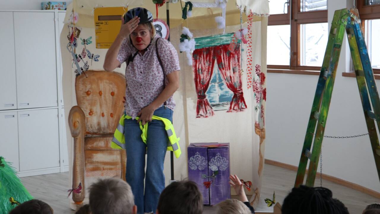 Ursula Teurezbacher begeisterte die Kinder im Koko–Kindergarten „Forelle“ in Salzburg als Clownin Rosi.  