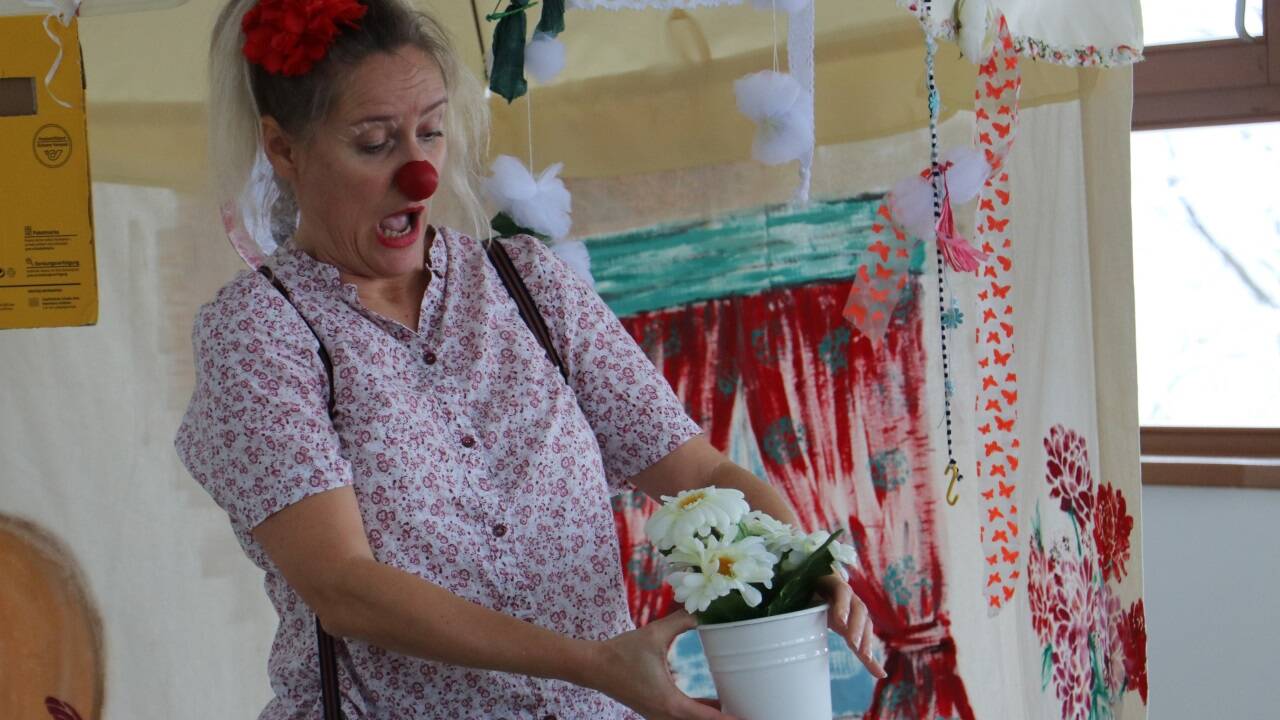 Ursula Teurezbacher begeisterte die Kinder im Koko–Kindergarten „Forelle“ in Salzburg als Clownin Rosi.  