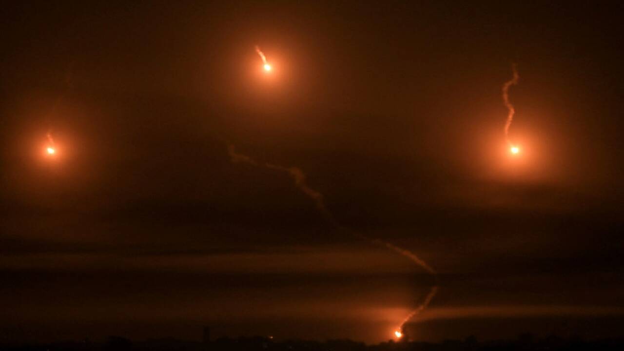Israelische Leuchtraketen über Khan Younis im südlichen Gazastreifen 
