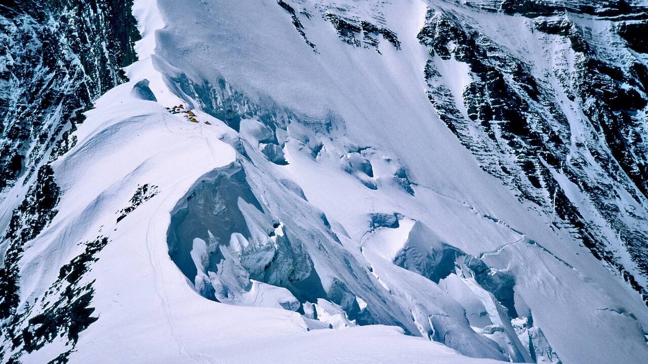 Katabatische Winde, die für den Kühlungseffekt verantwortlich sind, treten nicht nur auf dem Mount Everest, sondern im gesamten Himalaya-Gebirge auf.  Katabatische Winde, die für den Kühlungseffekt verantwortlich sind, treten nicht nur auf dem Mount Everest, sondern im gesamten Himalaya-Gebirge auf.
