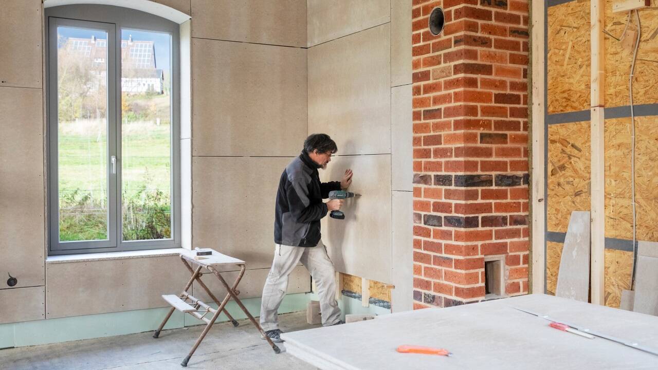 Der Baustoff Gips wird gerne für den Innenausbau verwendet. 