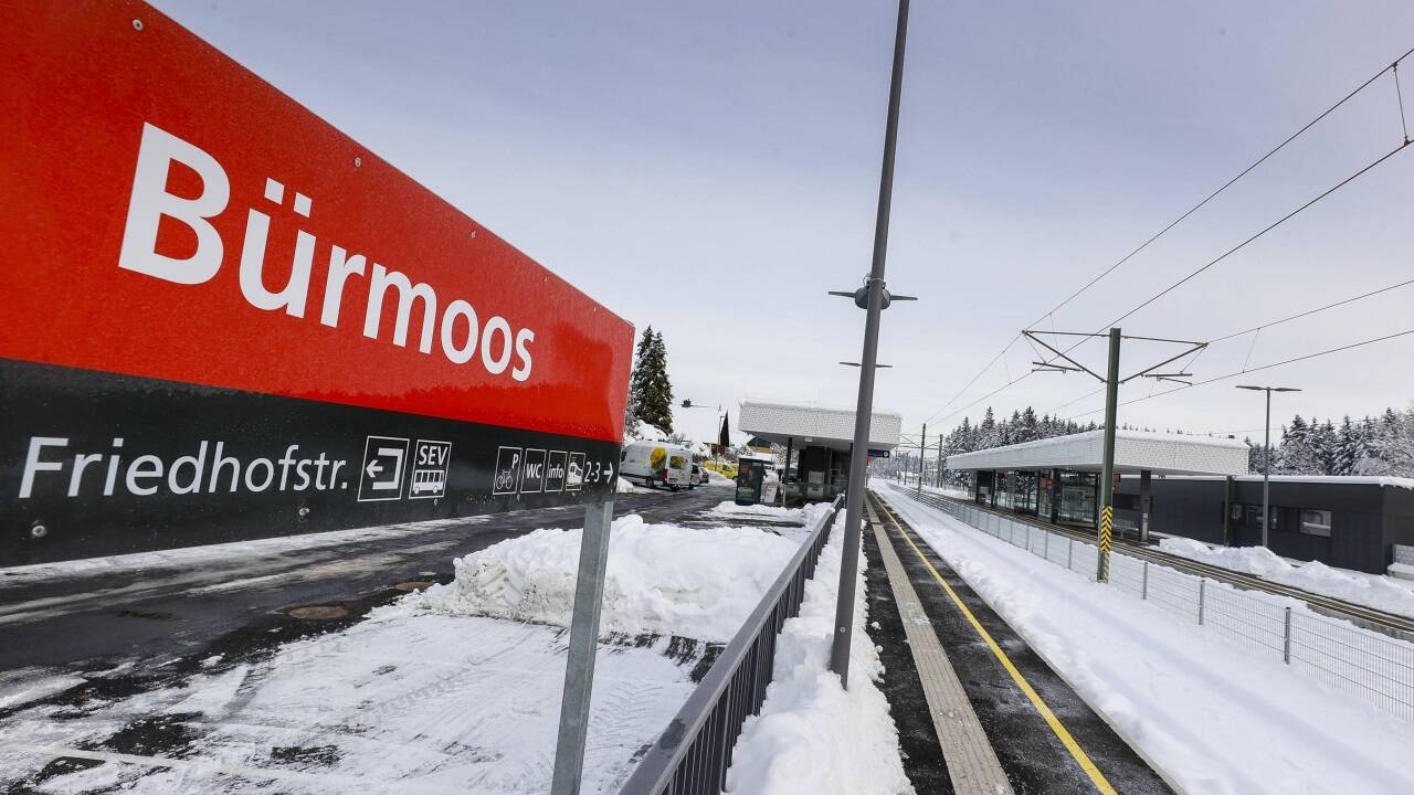 Seit November 2022 wird der Bahnhof in Bürmoos umgebaut. Mittlerweile ist er fertig. Zugverkehr gibt es dennoch keinen. 