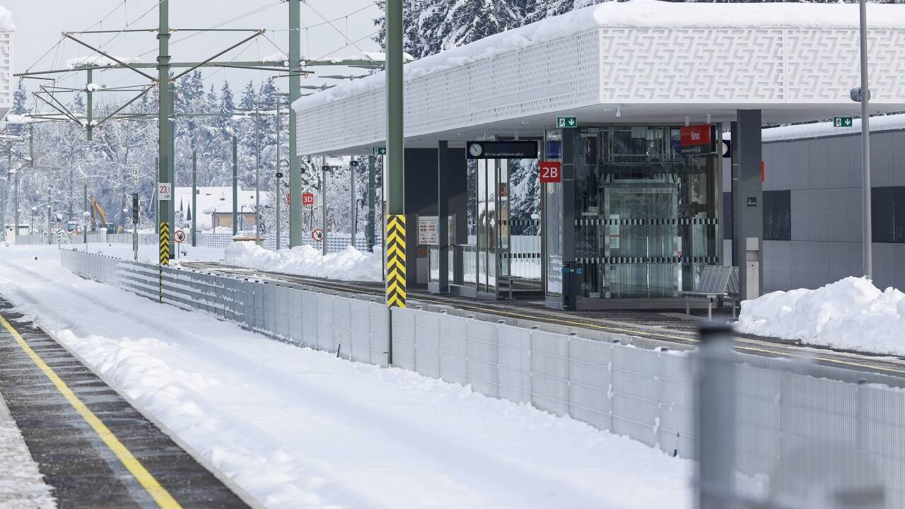 Seit November 2022 wird der Bahnhof in Bürmoos umgebaut. Mittlerweile ist er fertig. Zugverkehr gibt es dennoch keinen. 