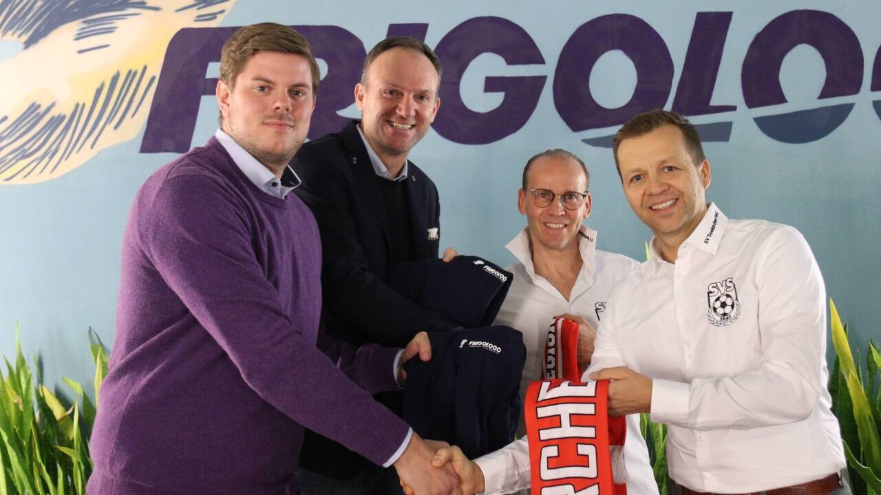 Das Unternehmen Frigologo (Lukas Herzog/l. und Friedrich Zechmann/2. von links) startet mit dem SV Seekirchen (Anton Feldinger/rechts und Thomas Rieger) ein einzigartiges Projekt.  