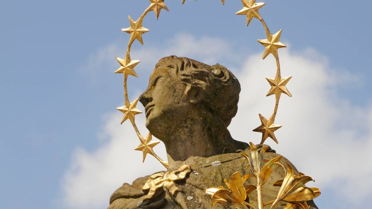 Die Darstellung der Maria Immaculata – der unbefleckten Maria, war im Barock besonders beliebt. Unter anderem wird sie als „Himmelskönigin“ mit einer Krone aus zwölf Sternen dargestellt.  