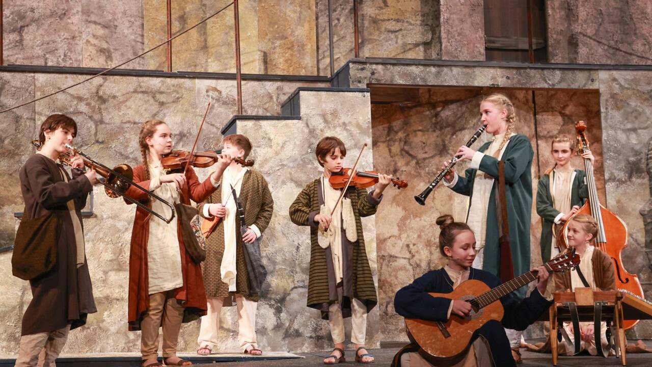 Die Hirtenkinder musizieren beim Salzburger Adventsingen im Großen Festspielhaus, hier auf einem Probenfoto aus 2023. 