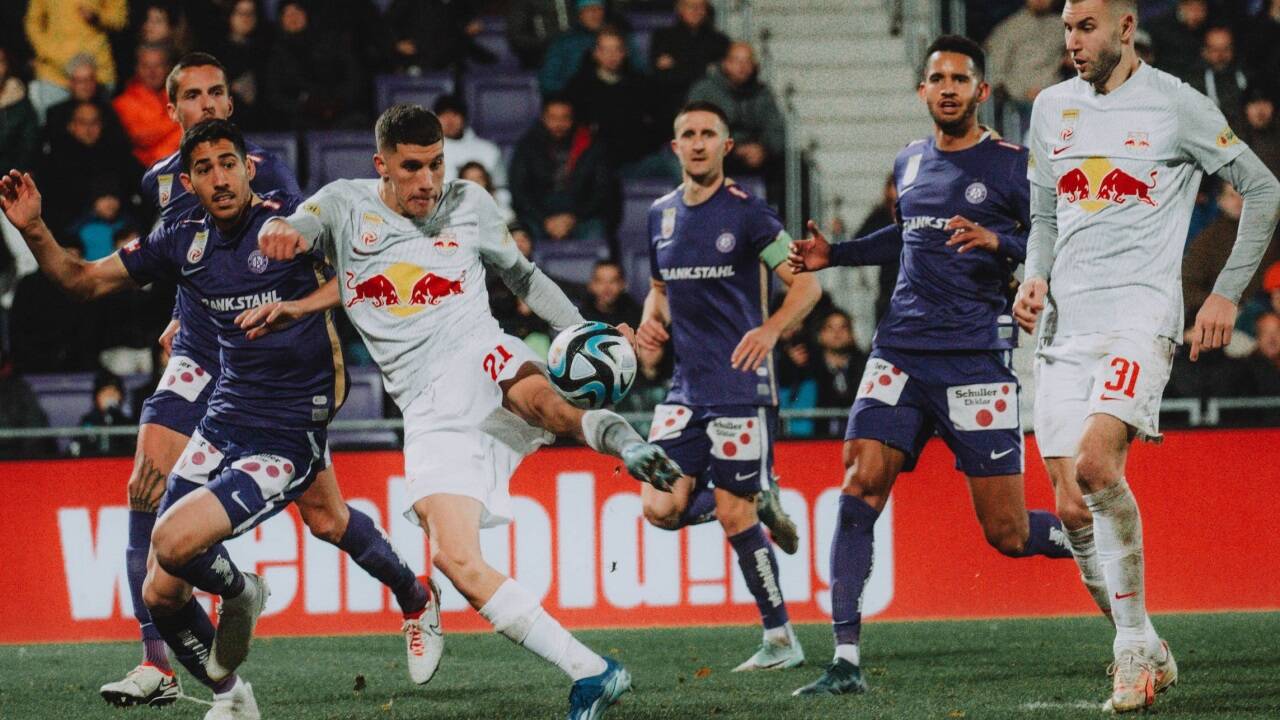 Petar Ratkov (am Ball) stürmt für Red Bull Salzburg. 