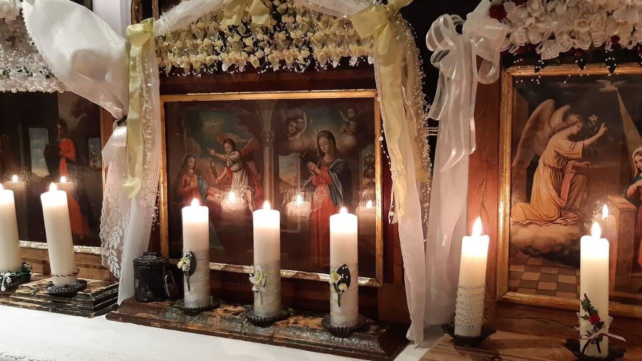 Alle drei „Fraubilder“ ziehen während der Christmette in die Pfarrkirche Dienten ein. 