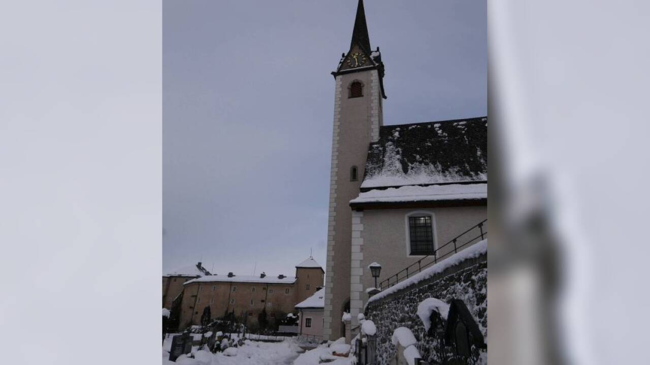 Blick auf Pfarrkirche und Burg Golling.   Blick auf Pfarrkirche und Burg Golling.