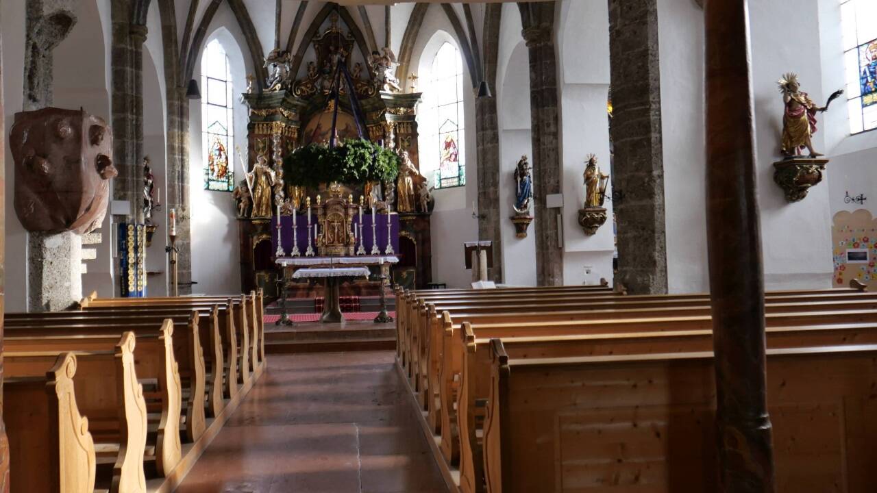 Die Gollinger Kirche im Advent.   Die Gollinger Kirche im Advent.