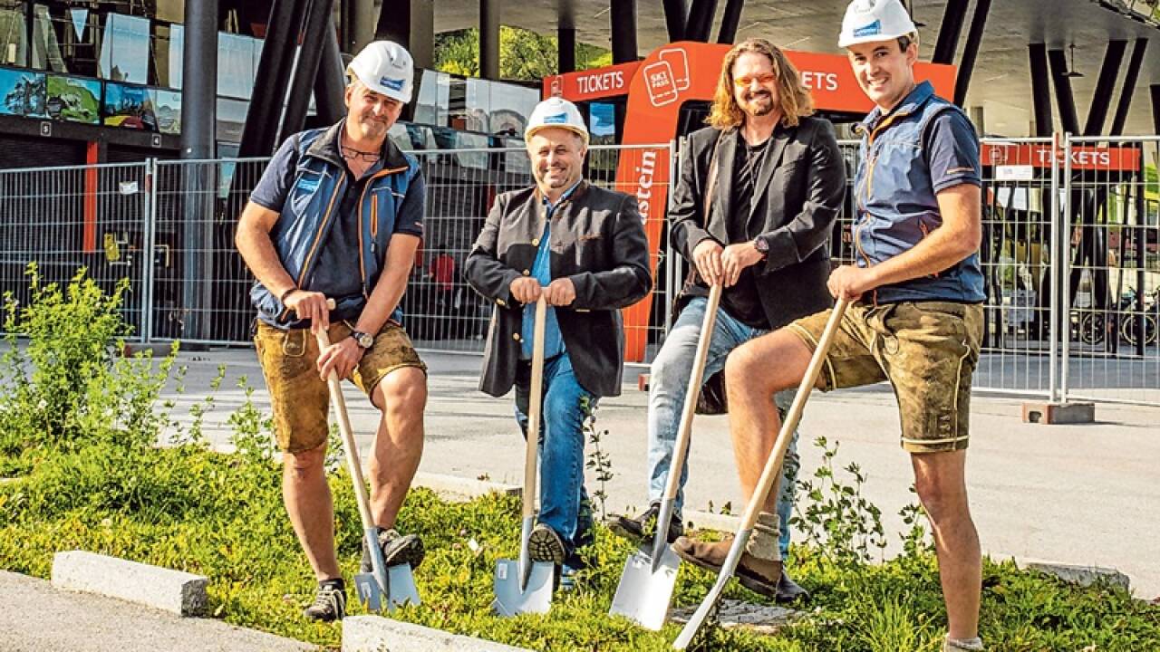 Christian Hochreiter (Schlossalmbahn), Markus Viehauser (Bürgermeister Bad Hofgastein), Architekt Hendrick Innerhofer und Andreas Innerhofer (Gasteiner Bergbahnen) beim Spatenstich des Solarparks.  