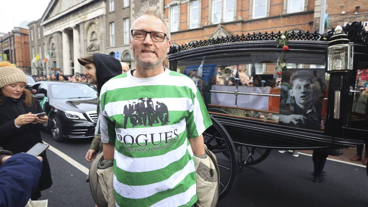 Auf den Straßen von Dublin und Nenagh nahmen Tausende Abschied vom Sänger und Poeten Shane MacGowan. 