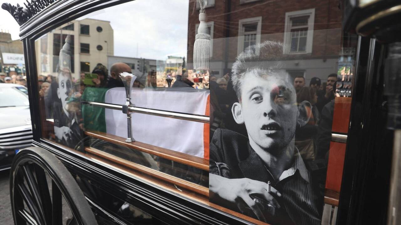 Auf den Straßen von Dublin und Nenagh nahmen Tausende Abschied vom Sänger und Poeten Shane MacGowan. 