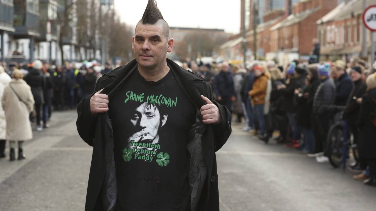 Auf den Straßen von Dublin und Nenagh nahmen Tausende Abschied vom Sänger und Poeten Shane MacGowan. 