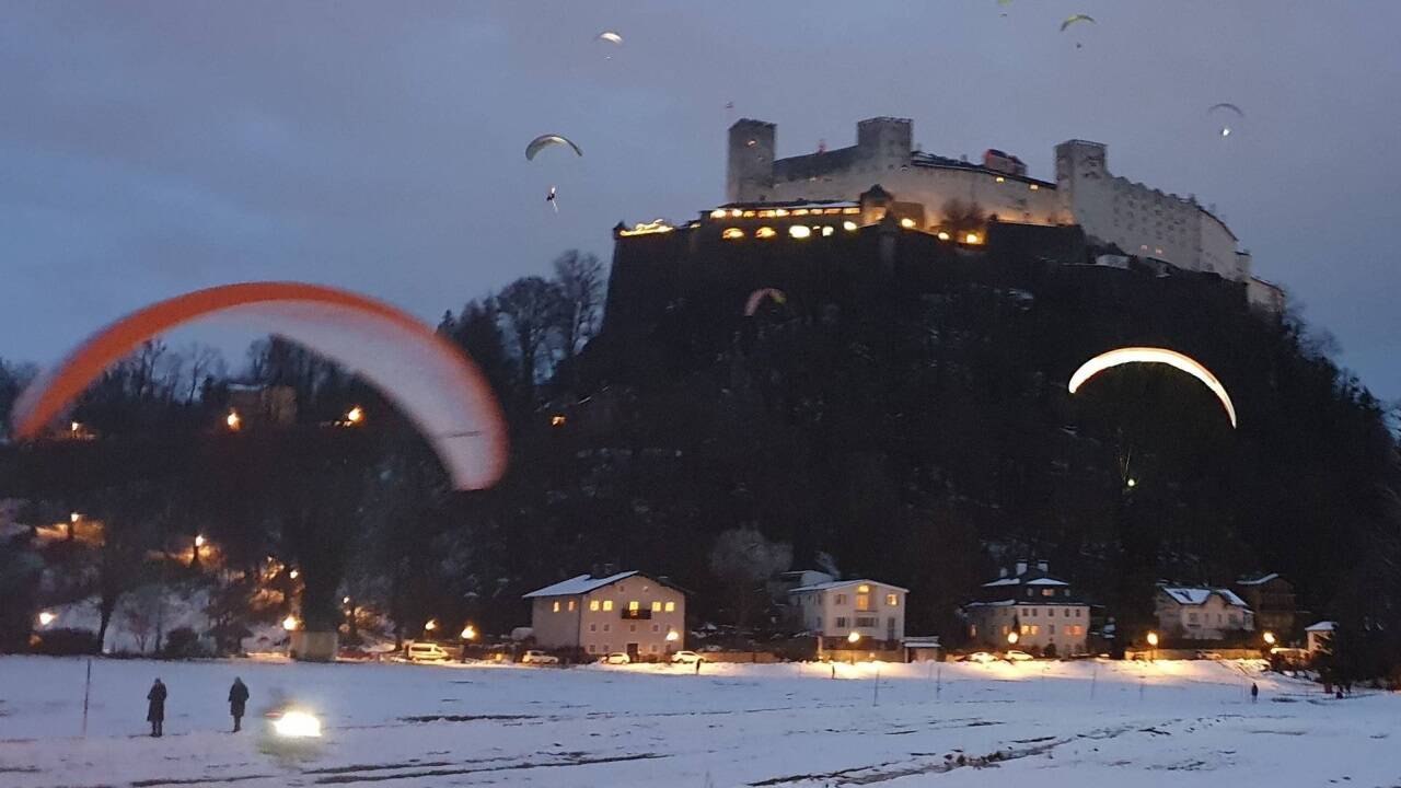 Leuchtende Fluggeräte sollten Licht ins Dunkel und die Menschen zum Lächeln bringen.  