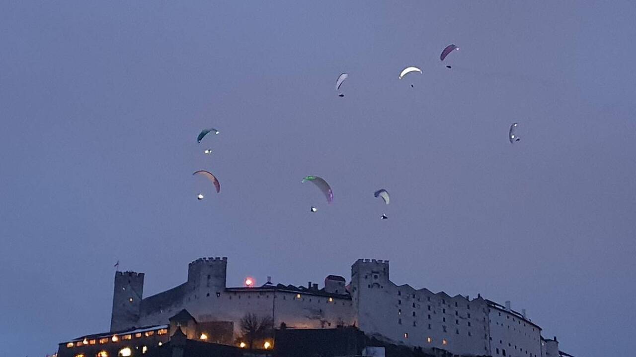 Leuchtende Fluggeräte sollten Licht ins Dunkel und die Menschen zum Lächeln bringen.  