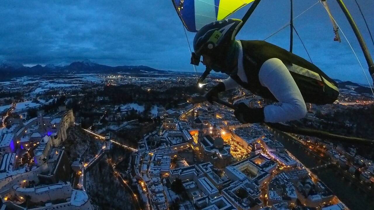 Leuchtende Fluggeräte sollten Licht ins Dunkel und die Menschen zum Lächeln bringen.  