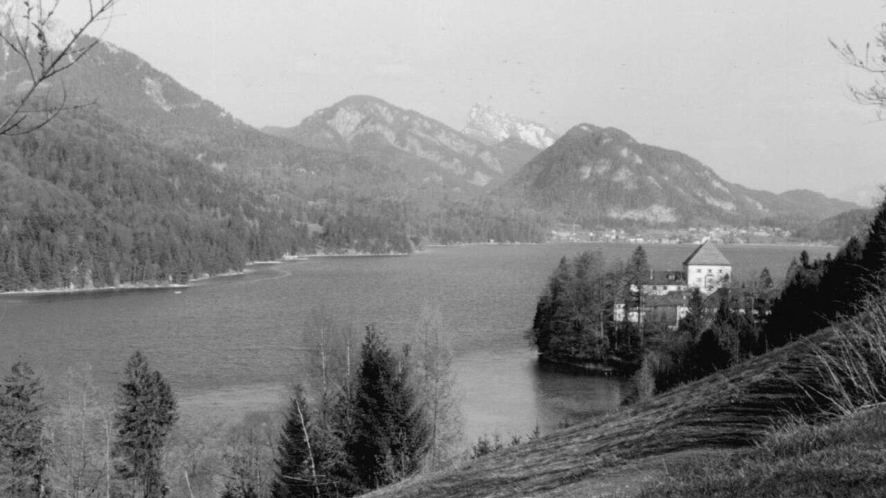 Das Schloss Fuschl in Hof bei Salzburg im Jahr 1943. Damals bewohnte Reichsaußenminister Ribbentrop das Anwesen mit seiner Familie.  