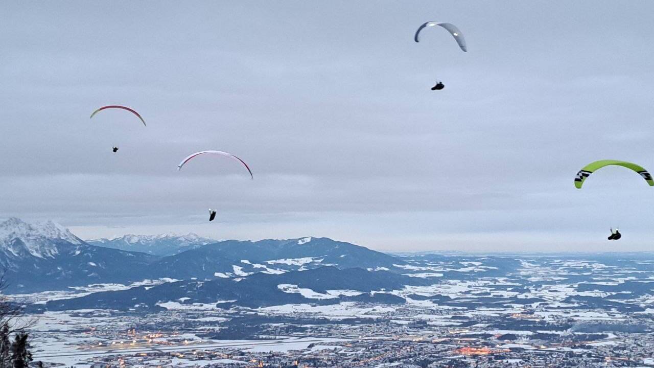 Leuchtende Fluggeräte sollten Licht ins Dunkel und die Menschen zum Lächeln bringen.  