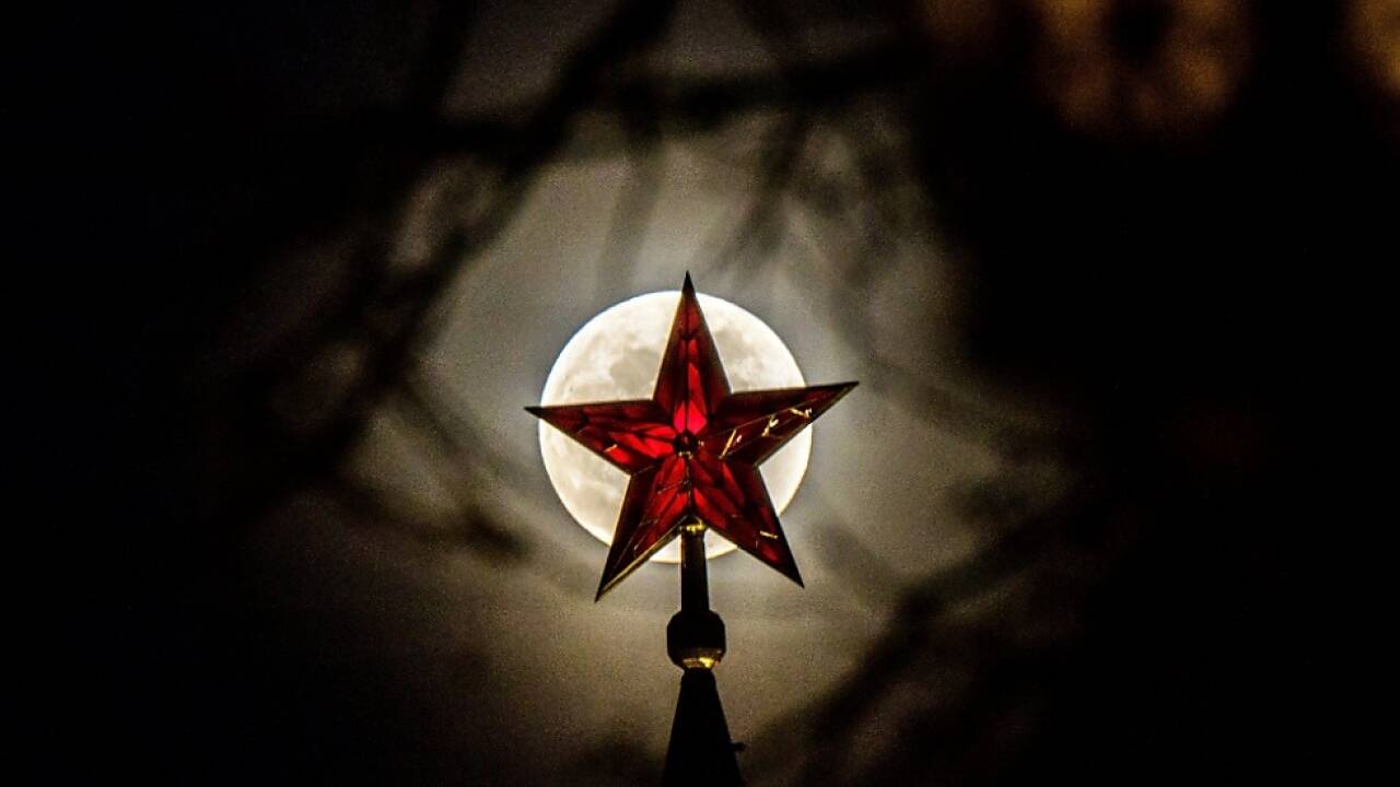 Vollmond-Aufgang über dem Kreml in Moskau (Archivbild) 