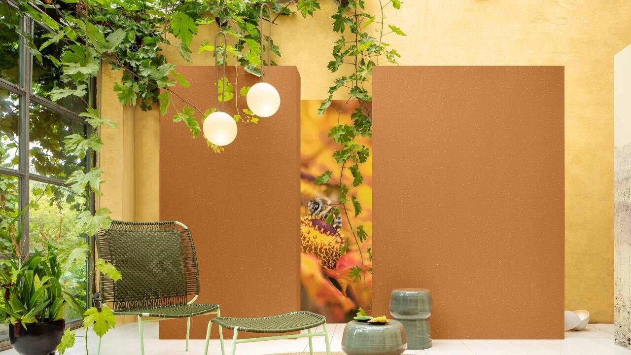 Das Fotoshooting im Gewächshaus zeigt, wie mit Honig-Gold die Außen- und Innenwelt verschmelzen.  