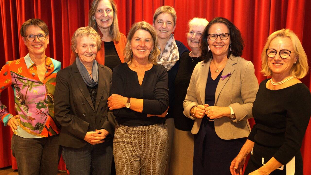V. l.: Christina Nöbauer (Ehrenmitglied), eine der drei Obrauen Sigrid Petschko-Jenewein, Christine Schläffer (Vorstand), Sabine Aschauer-Smolik (Leiterin Bildungszentrum Saalfelden), Gabriela Di Centa-Laimer (Gründungsmitglied), LR Daniela Gutschi und Gründerin Barbara Huber-Jeblinger.  