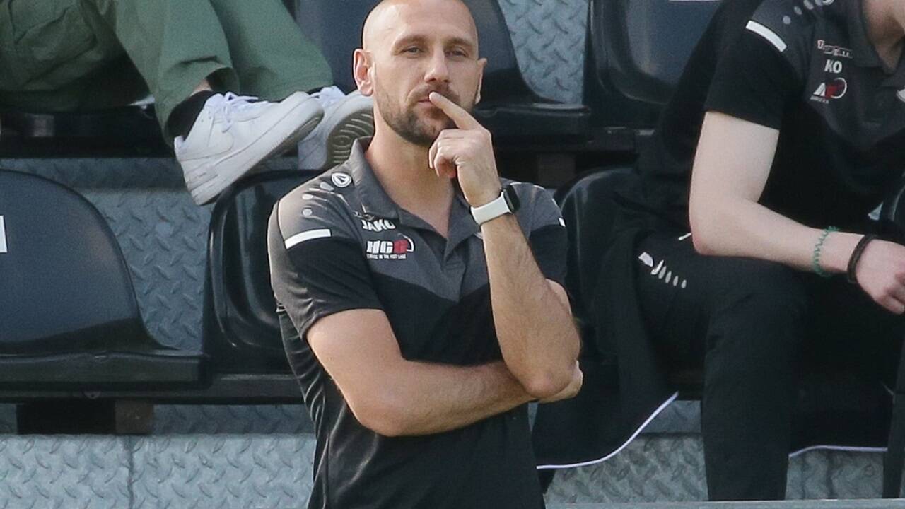 Der neue Puch-Trainer Mersudin Jukic bekommt Unterstützung an der Seitenlinie.  