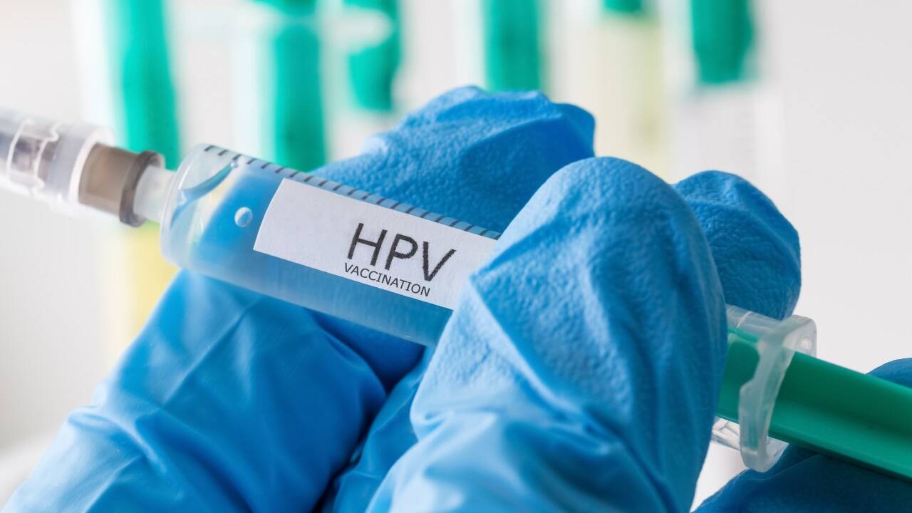 Bis 21 ist die Impfung gegen HPV kostenlos. Expertinnen und Experten fordern, dass die Altersgrenze angehoben wird. Bis 21 ist die Impfung gegen HPV kostenlos. Expertinnen und Experten fordern, dass die Altersgrenze angehoben wird.