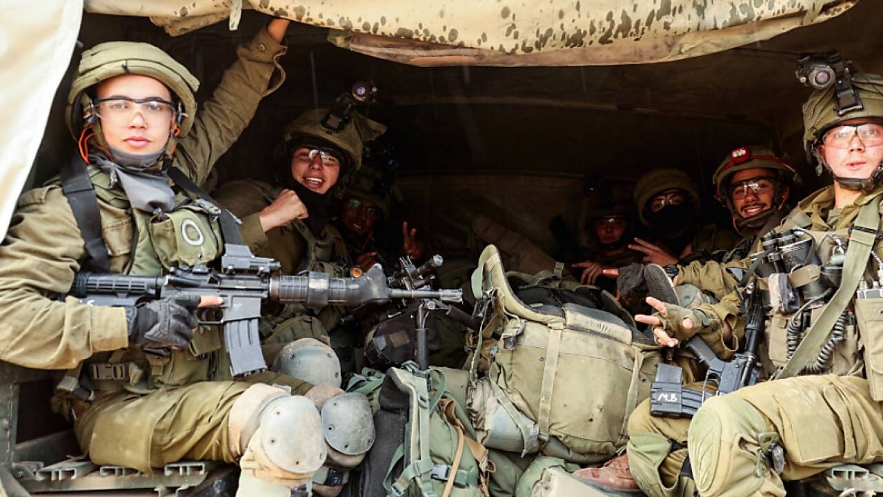 Israelische Soldaten auf dem Weg zum Einsatz im Gazastreifen 