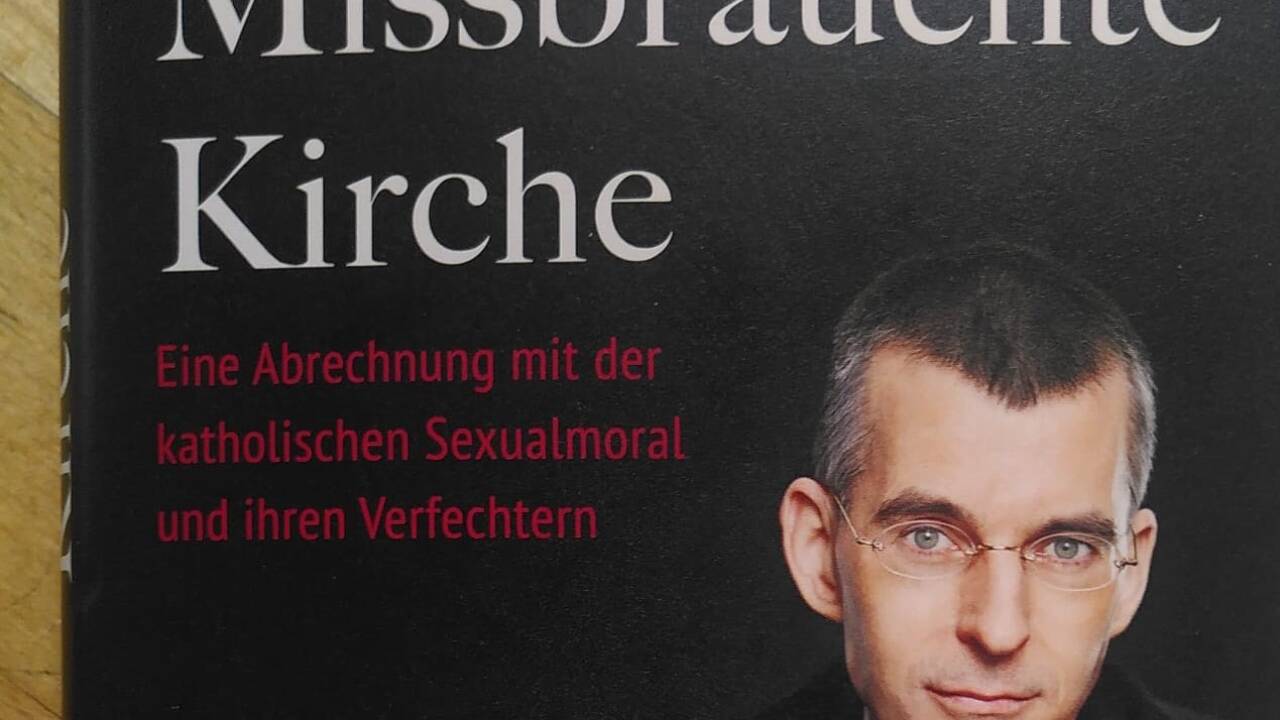 Pfarrer Wolfgang Rothe aus München (im Bild der Autor auf dem Umschlag des von ihm im Verlag Droemer veröffentlichen Buches zum Thema sexueller Missbrauch in der katholischen Kirche) unterstützt Josef Henfling. 