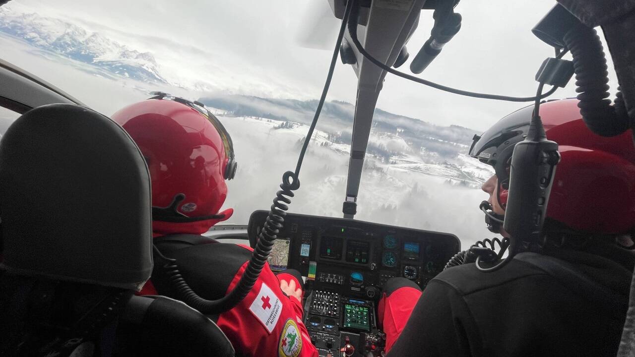 Während der Hubschrauber ins Spital fliegt, überwacht der Notarzt die Vitalwerte des Patienten. 