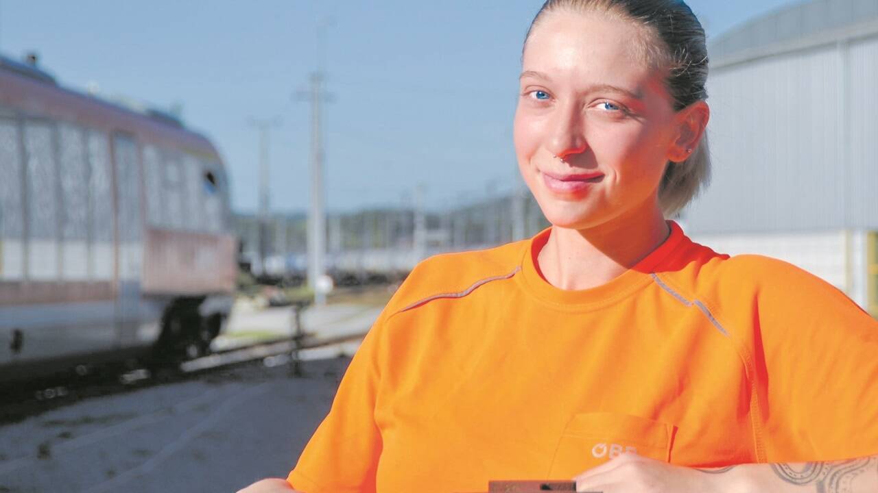Marina Dretnik ist die einzige Gleisbautechnikerin in Salzburg und hat im August 2023 ihre Lehre mit Auszeichnung bestanden.  