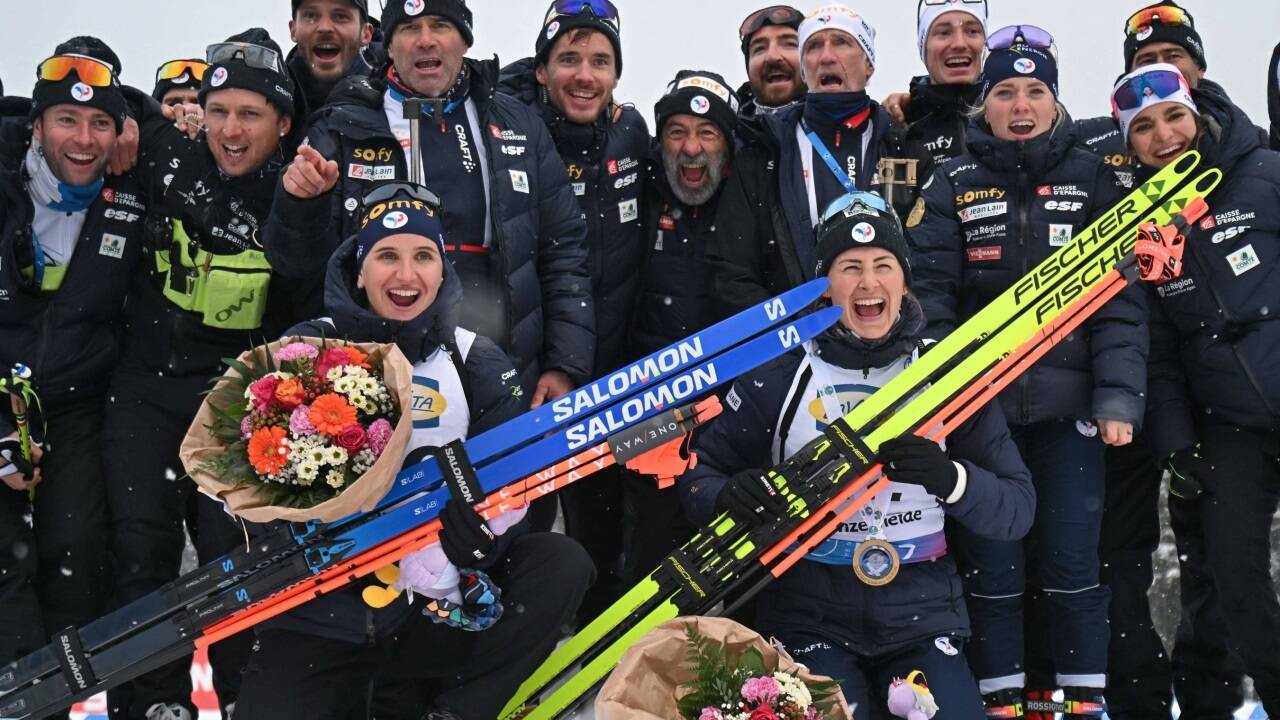 Für die Kameras lächelten Braisaz-Bouchet (vorne rechts) und Simon (vorne links) gemeinsam.  