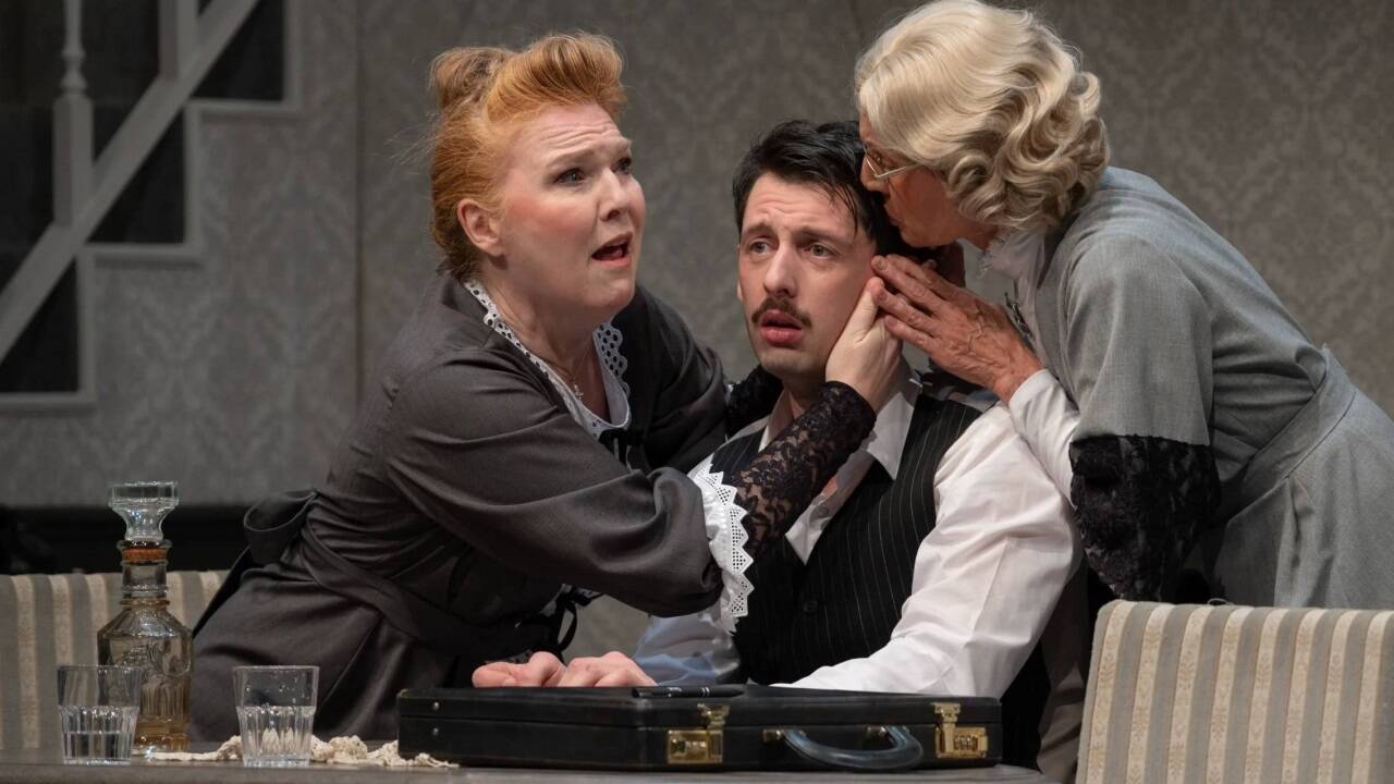„Arsen und Spitzenhäubchen“ im Schauspielhaus Salzburg: Susanne Wende, Enrico Riethmüller und Ulrike Arp. 