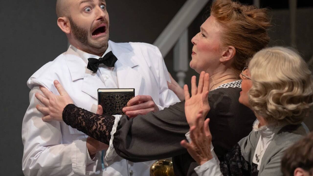„Arsen und Spitzenhäubchen“ im Schauspielhaus Salzburg: Florian Stohr, Susanne Wende und Ulrike Arp. 