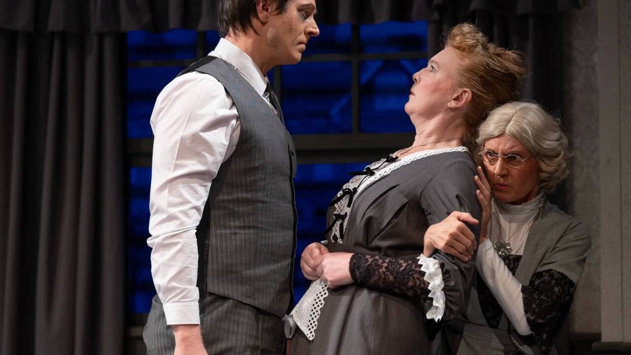 „Arsen und Spitzenhäubchen“ im Schauspielhaus Salzburg: Marvin Rehbock, Susanne Wende und Ulrike Arp. 