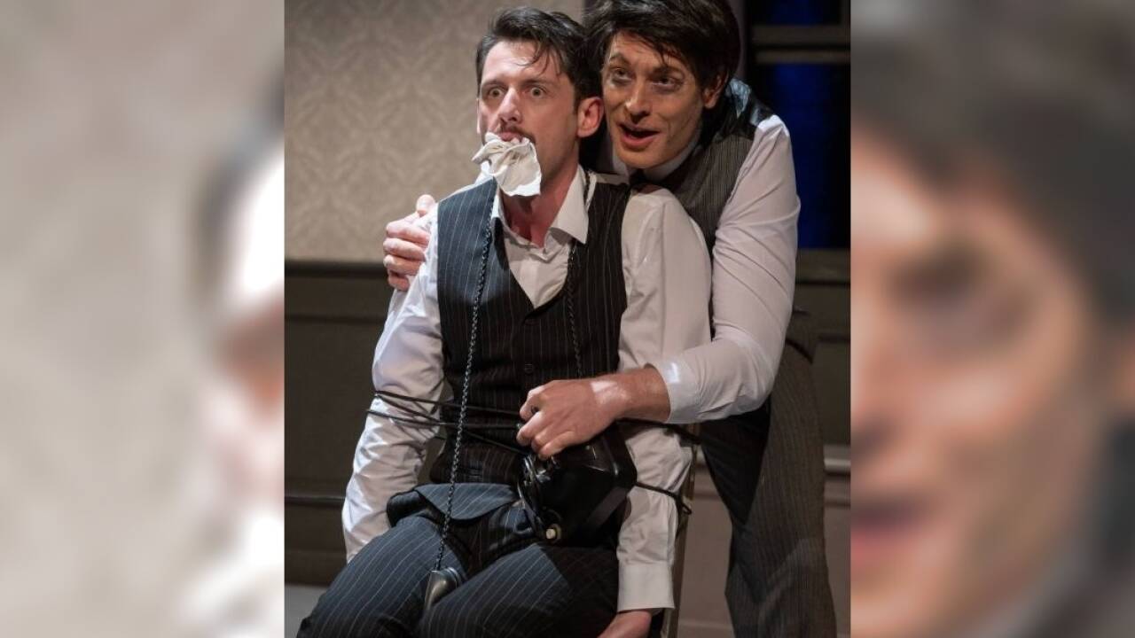 „Arsen und Spitzenhäubchen“ im Schauspielhaus Salzburg: Enrico Riethmüller und Felix Krasser.  