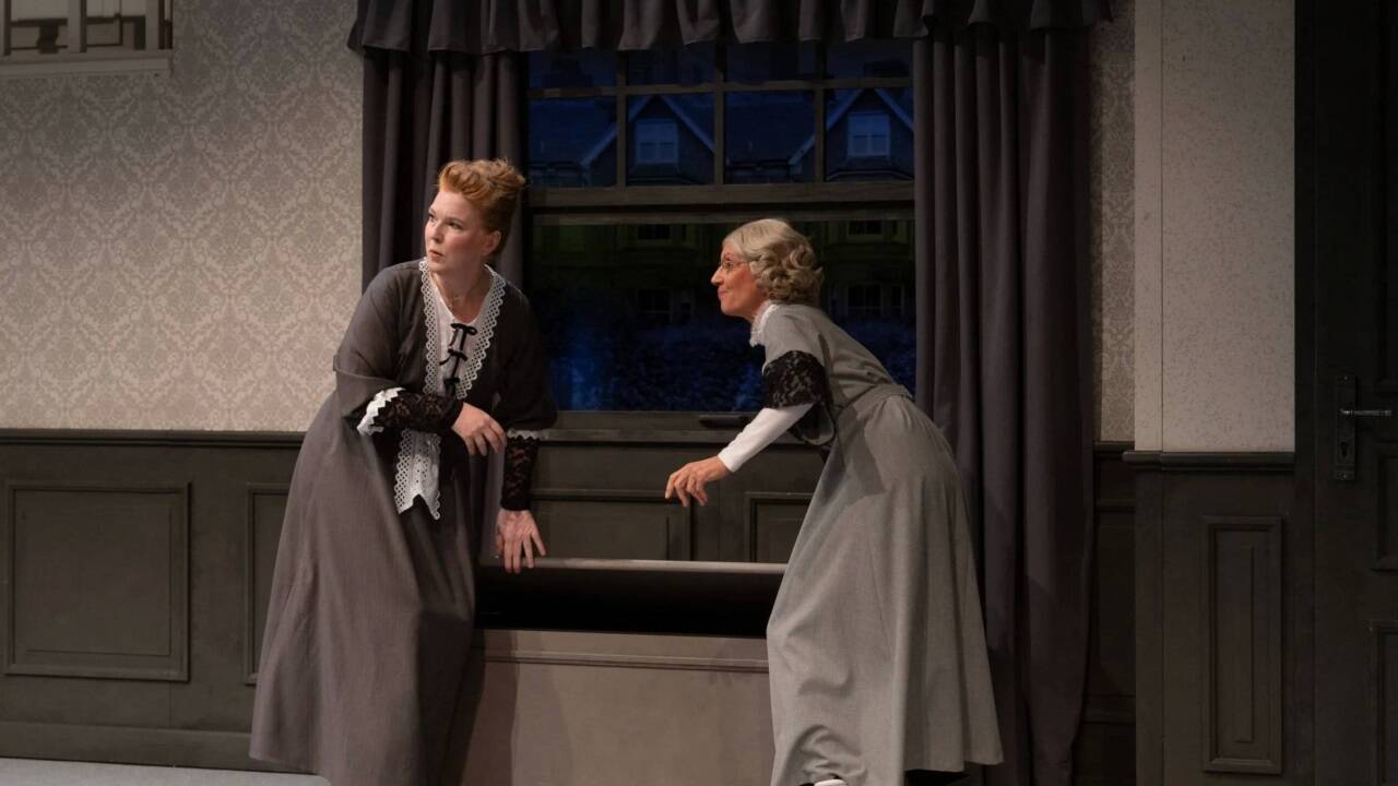 „Arsen und Spitzenhäubchen“ im Schauspielhaus Salzburg: Susanne Wende und Ulrike Arp. 