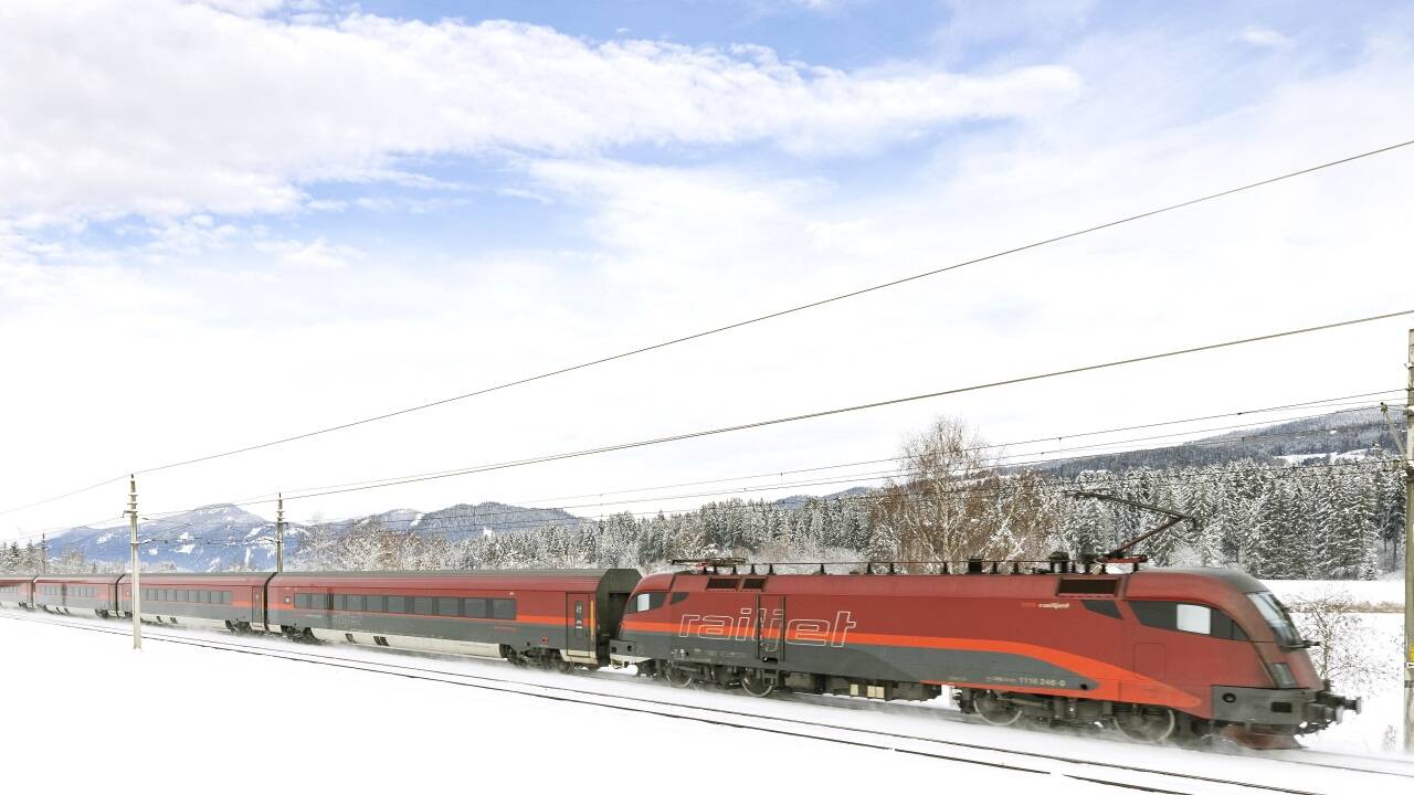 Die Schneefälle Anfang Dezember setzten der Bahn zu.  