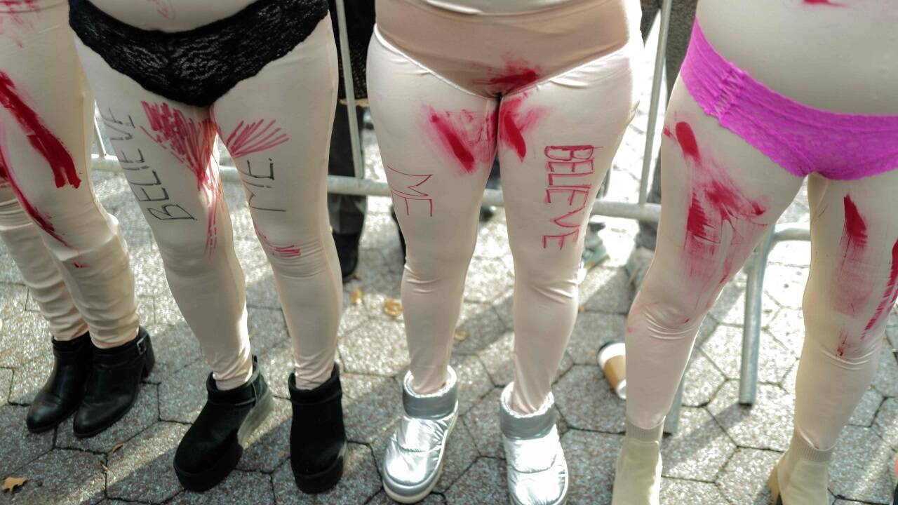 Frauen demonstrieren vor dem UN-Hauptquartier in New York gegen die brutale Gewalt der Hamas gegenüber israelischen Frauen und Kindern.  Frauen demonstrieren vor dem UN-Hauptquartier in New York gegen die brutale Gewalt der Hamas gegenüber israelischen Frauen und Kindern.