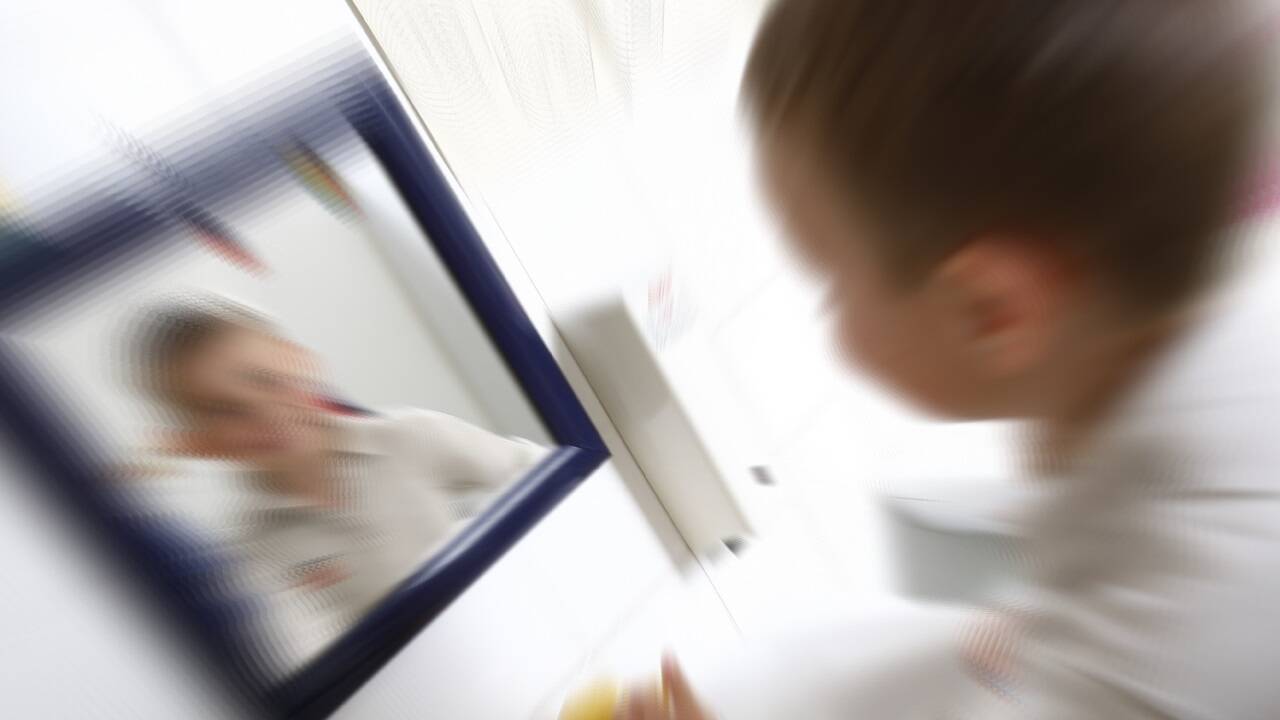 Ein Kind blickt in den Spiegel – wann erkennen wir was in uns selbst? (Symbolfoto) 
