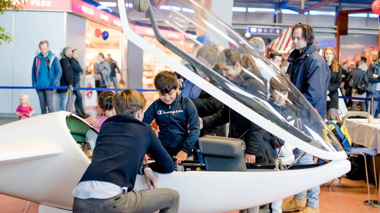 Beim Familientag am Salzburger Flughafen ist der Flugsimulator immer ein Höhepunkt. Beim Familientag am Salzburger Flughafen ist der Flugsimulator immer ein Höhepunkt.