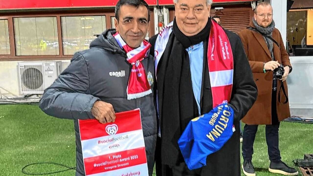 Attila Piskin (mit Sportminister Werner Kogler) erhielt vom österreichischen Fußballbund den „Social Football Award“ für seinen Nachwuchsverein Fortuna Salzburg. 