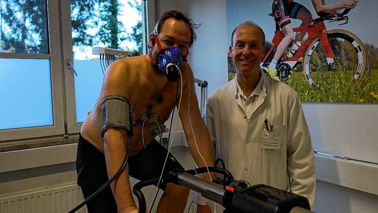 Bei der sportmedizinischen Untersuchung mit Josef Niebauer (r.). 