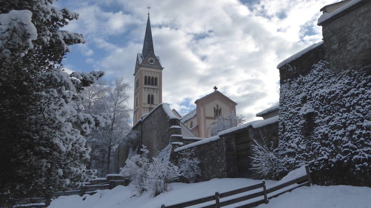 Ein Abschnitt des Krippenweges führt an der Stadtmauer entlang. Ein Abschnitt des Krippenweges führt an der Stadtmauer entlang.