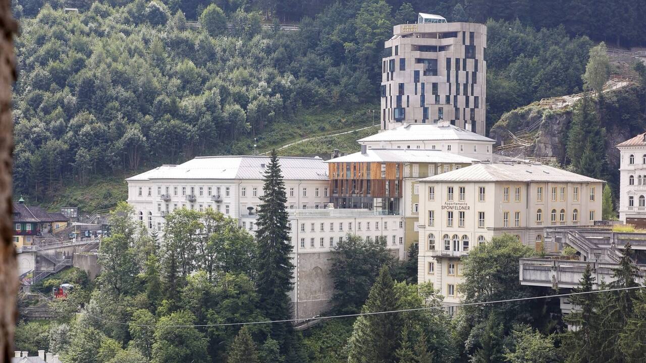 Das renovierte Ensemble mit dem neuen Hotelturm im Herzen von Bad Gastein.  